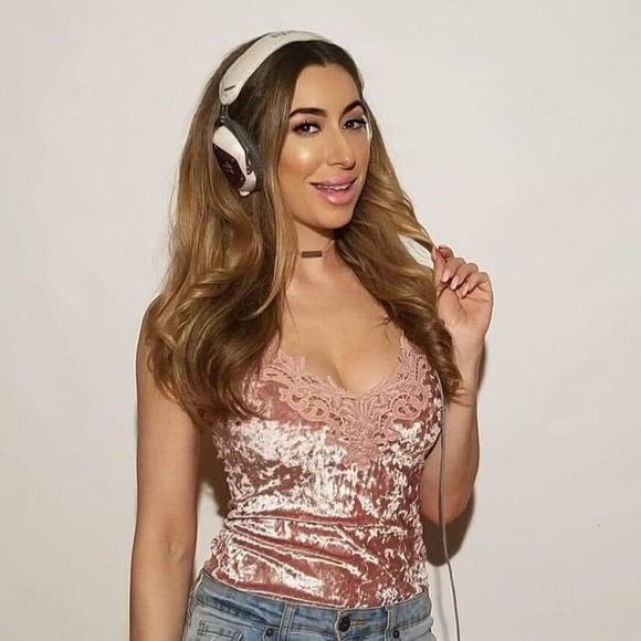 Meet your Posher, Ayla - Picture 1 of 1